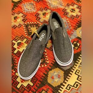 NWT Men’s Crevo slip on sneakers in charcoal. Size 8.5.